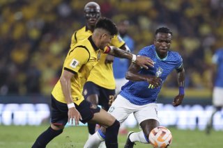Le Brésil de Vinicius (à droite) n'a pas trouvé la faille en Equateur. KEYSTONE/AP/Patricio Teran